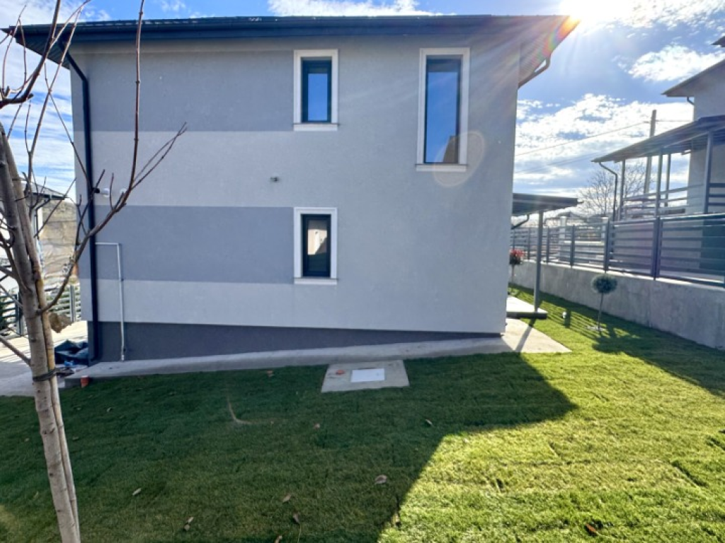 BECI ! ASFALT ! CANALIZ! Incalz in pard! GAZON! Vila 4 camere Rediu