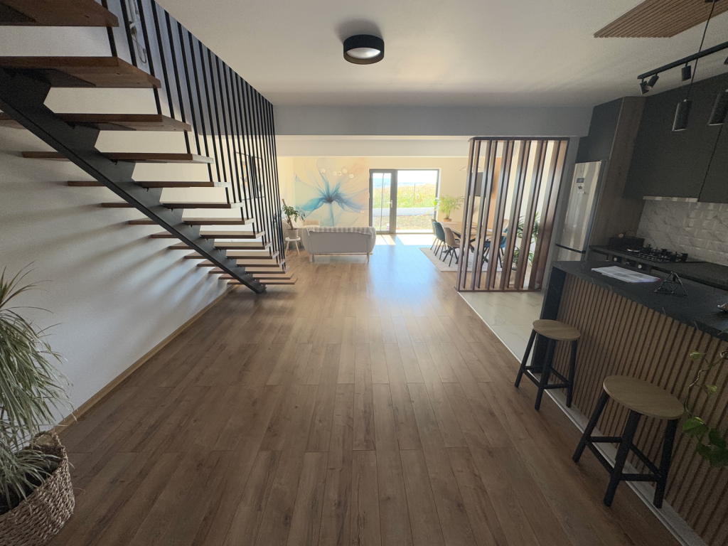 https://www.partener-imobiliare.ro/ro/vanzare-houses-villas-4-camere/miroslava/canalizare-placa-si-peste-etaj-137-mp-utili-vila-4-cameremiroslava_3121